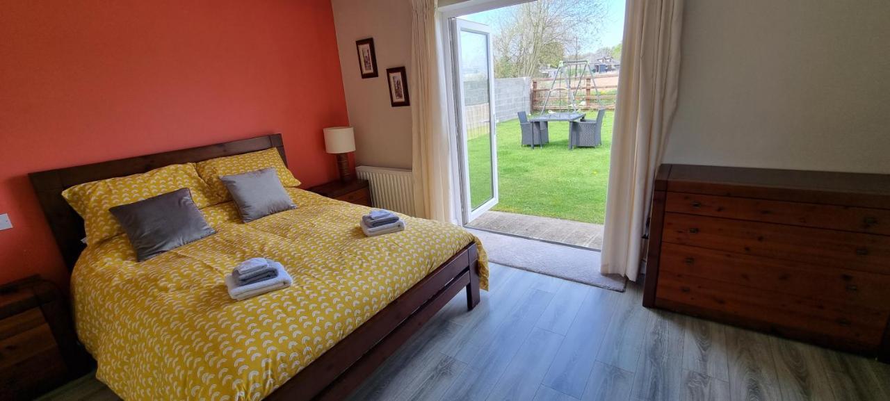 Spacious Curragh 2-Bed Apartment With Own Entrance Brownstown Esterno foto