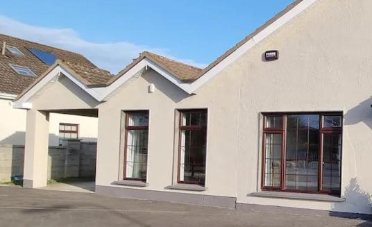 Spacious Curragh 2-Bed Apartment With Own Entrance Brownstown Esterno foto